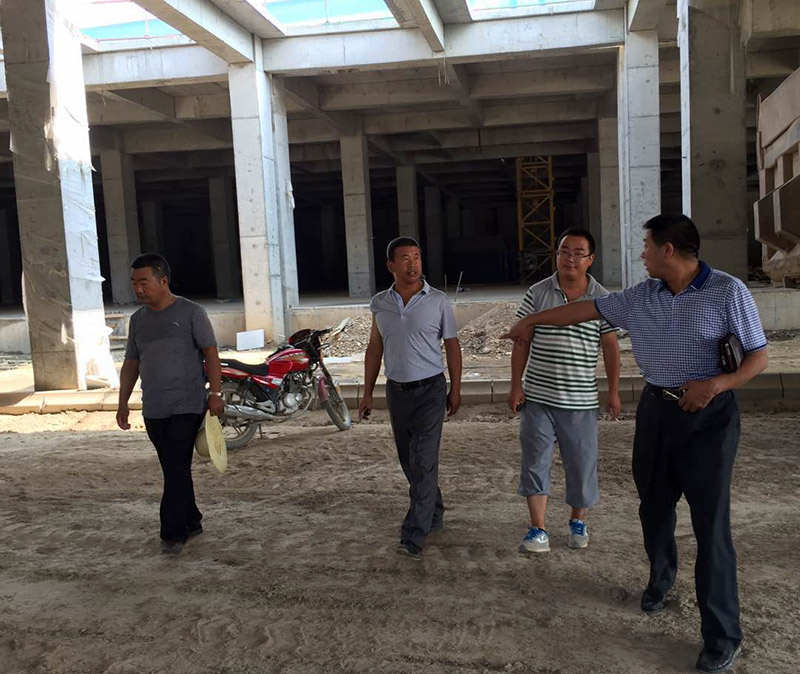 副總經(jīng)理孫宏雷檢查階州廣場(chǎng)安全工作