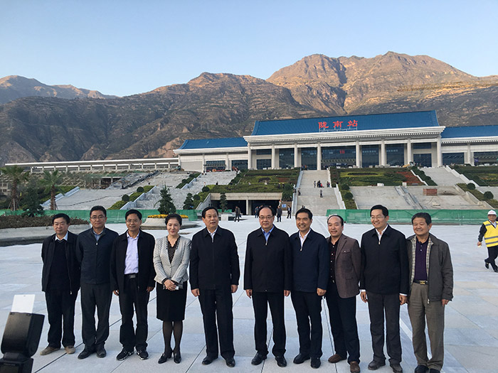 全國(guó)、省市政協(xié)委員體驗(yàn)蘭渝鐵路、視察階州廣場(chǎng)