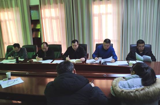 隴南市龍江城鄉(xiāng)發(fā)展集團公司召開黨委中心組理論學(xué)習(xí)（擴大）會議