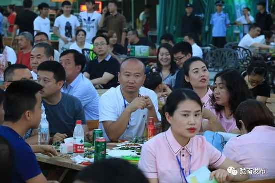 好嗨喲！隴南第一屆青島啤酒節(jié)開(kāi)幕啦，為期8天