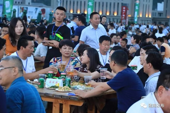 好嗨喲！隴南第一屆青島啤酒節(jié)開(kāi)幕啦，為期8天