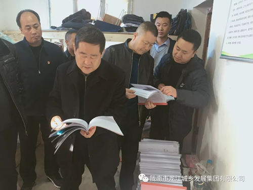 市龍江集團(tuán)在文縣橋頭鎮(zhèn)安子坡村開展“解難題、辦實(shí)事、送溫暖”活動