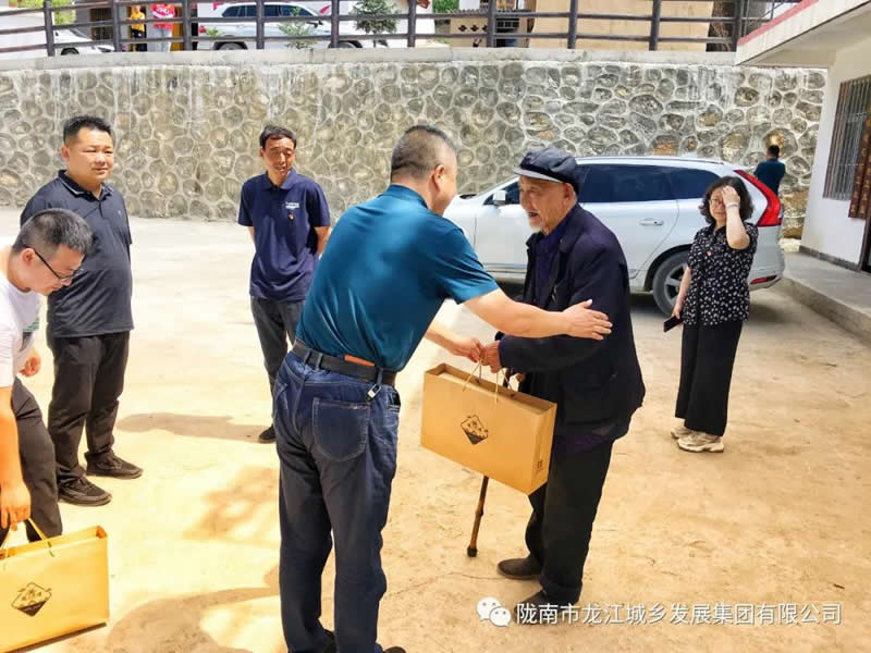 “感黨恩、憶黨史”，--市龍江城鄉(xiāng)發(fā)展集團公司開展慶祝建黨99周年主題黨日活動